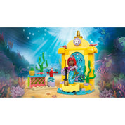 LEGO® ǀ Disney Princess Ariel zenei színpada - a keszlet tartalma kirakva, tengeri hatterrel