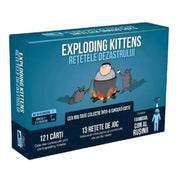 Az "Exploding Kittens: Rețetele Dezastrului" társasjáték dobozának eleje, amely humoros illusztrációt és a játék fő jellemzőit tartalmazza.